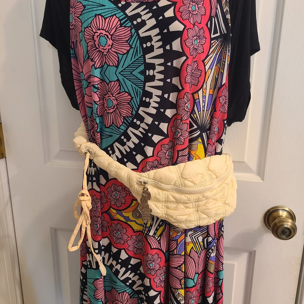 Carlyn Quilted Cream Crossbody Bag - Picture 6 of 10